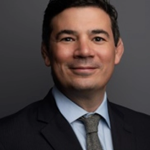 Leo Urbinelli board-certified labiaplasty surgeon