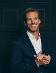 Ari Hoschander board-certified labiaplasty surgeon