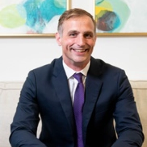 Matthew Isakson board-certified labiaplasty surgeon