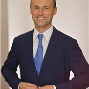 Aleksandr Shteynberg board-certified labiaplasty surgeon