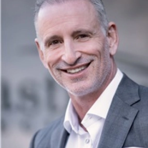 Yngvar Hvistendahl board-certified labiaplasty surgeon
