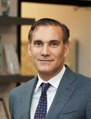 Mehrdad Mofid board-certified labiaplasty surgeon