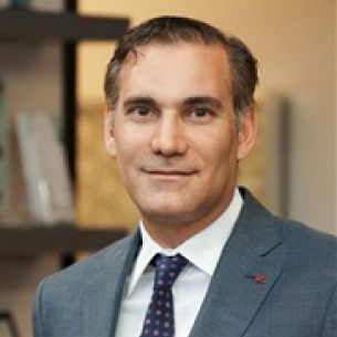 Mehrdad Mofid board-certified labiaplasty surgeon