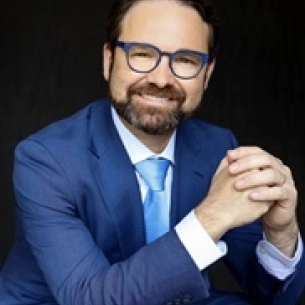 Kevin Hanz board-certified labiaplasty surgeon
