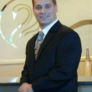 Dean Fardo board-certified labiaplasty surgeon