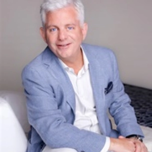 Larry Lickstein board-certified labiaplasty surgeon