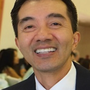 Carl de los Reyes board-certified labiaplasty surgeon