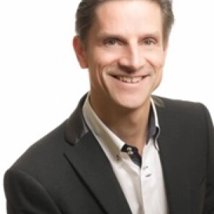 Robert Kessler board-certified labiaplasty surgeon