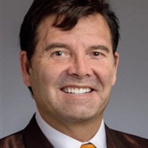 Constantino Mendieta board-certified labiaplasty surgeon