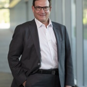 Barry DiBernardo board-certified labiaplasty surgeon