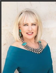 Gwendolyn Maxwell board-certified labiaplasty surgeon