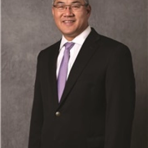 Lester Yen board-certified labiaplasty surgeon