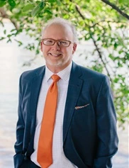 Lee Daniel board-certified labiaplasty surgeon