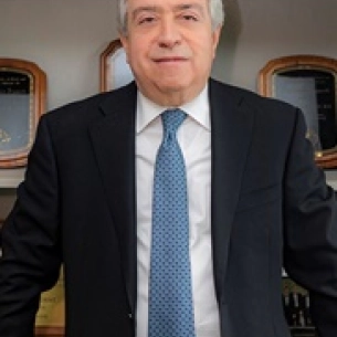 Sumner Slavin board-certified labiaplasty surgeon