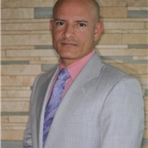 Roberto Perez-Nieves board-certified labiaplasty surgeon