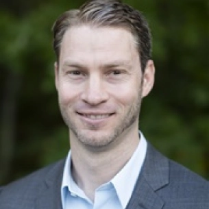 Justin Zelones board-certified labiaplasty surgeon