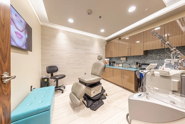the-naderi-center-for-plastic-surgery-dermatology-4.jpg