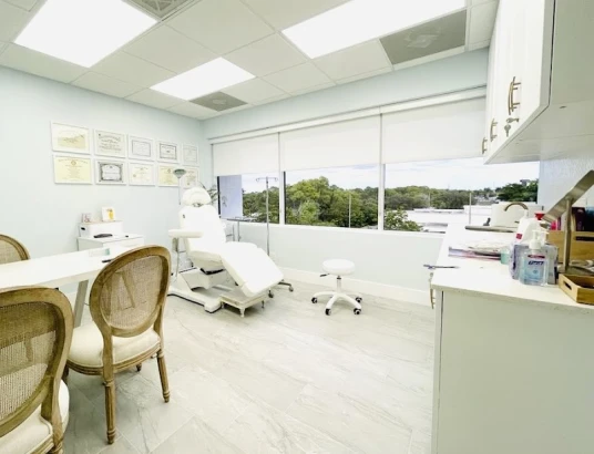 acg-plastic-surgery-dr-alexandra-conde-green-1.jpg