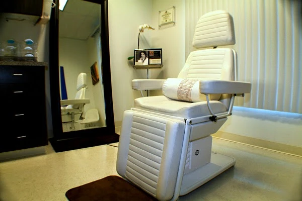 suzanne-quardt-md-palm-desert-plastic-surgery-1.jpg